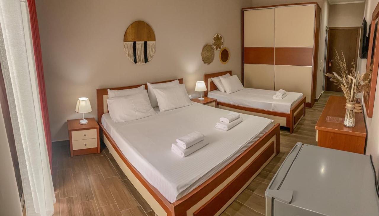 Aljur Hotel Himare Bagian luar foto