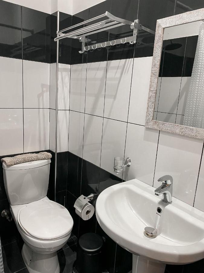Aljur Hotel Himare Bagian luar foto