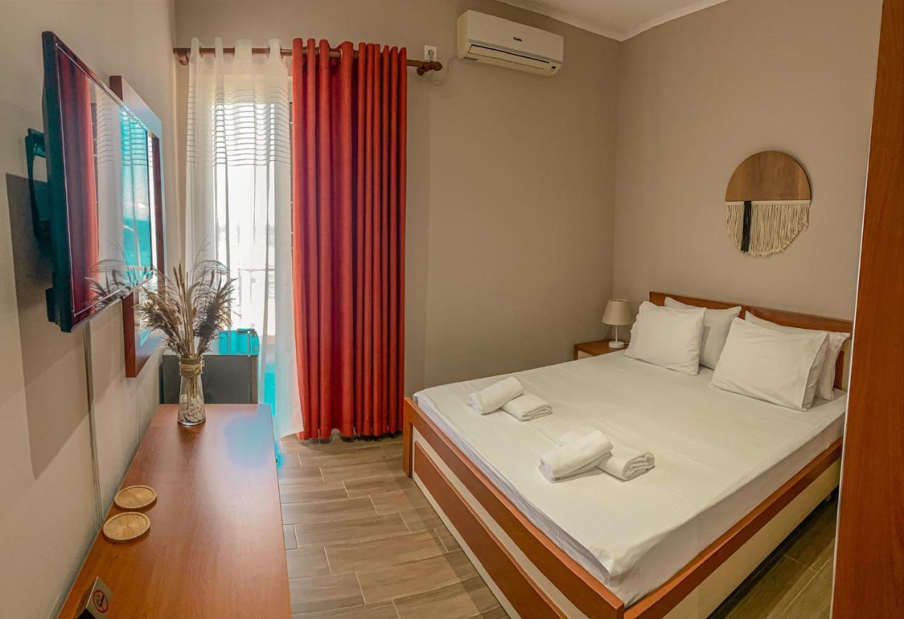 Aljur Hotel Himare Bagian luar foto