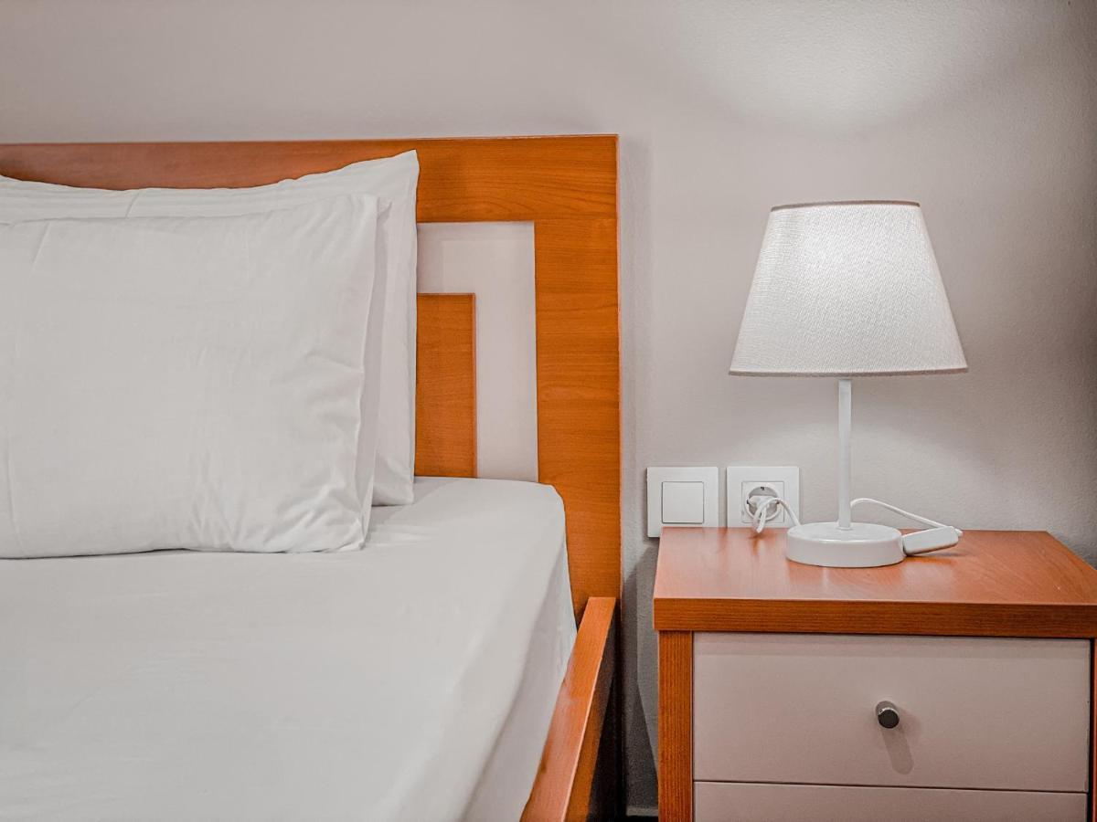 Aljur Hotel Himare Bagian luar foto