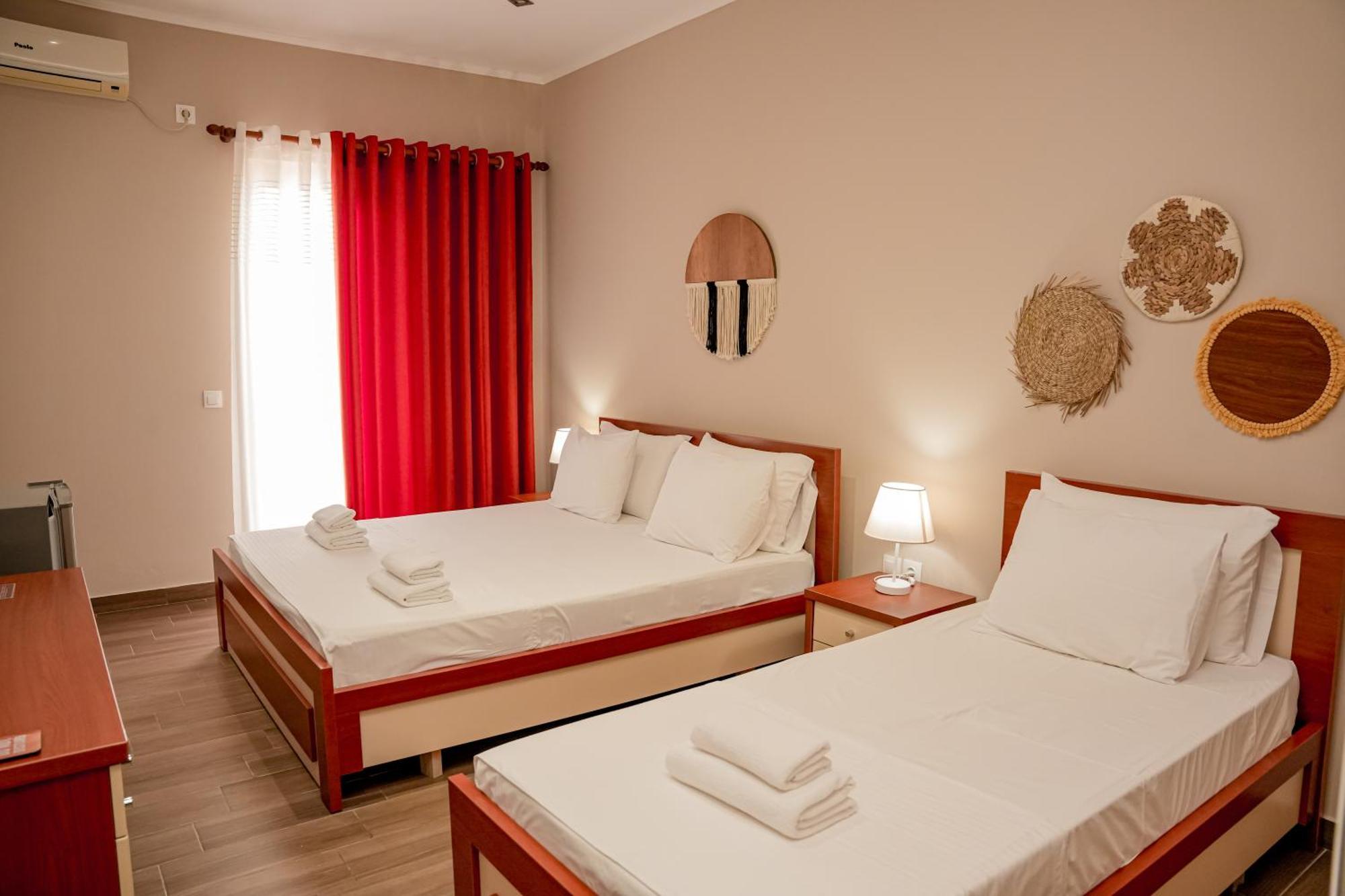 Aljur Hotel Himare Bagian luar foto