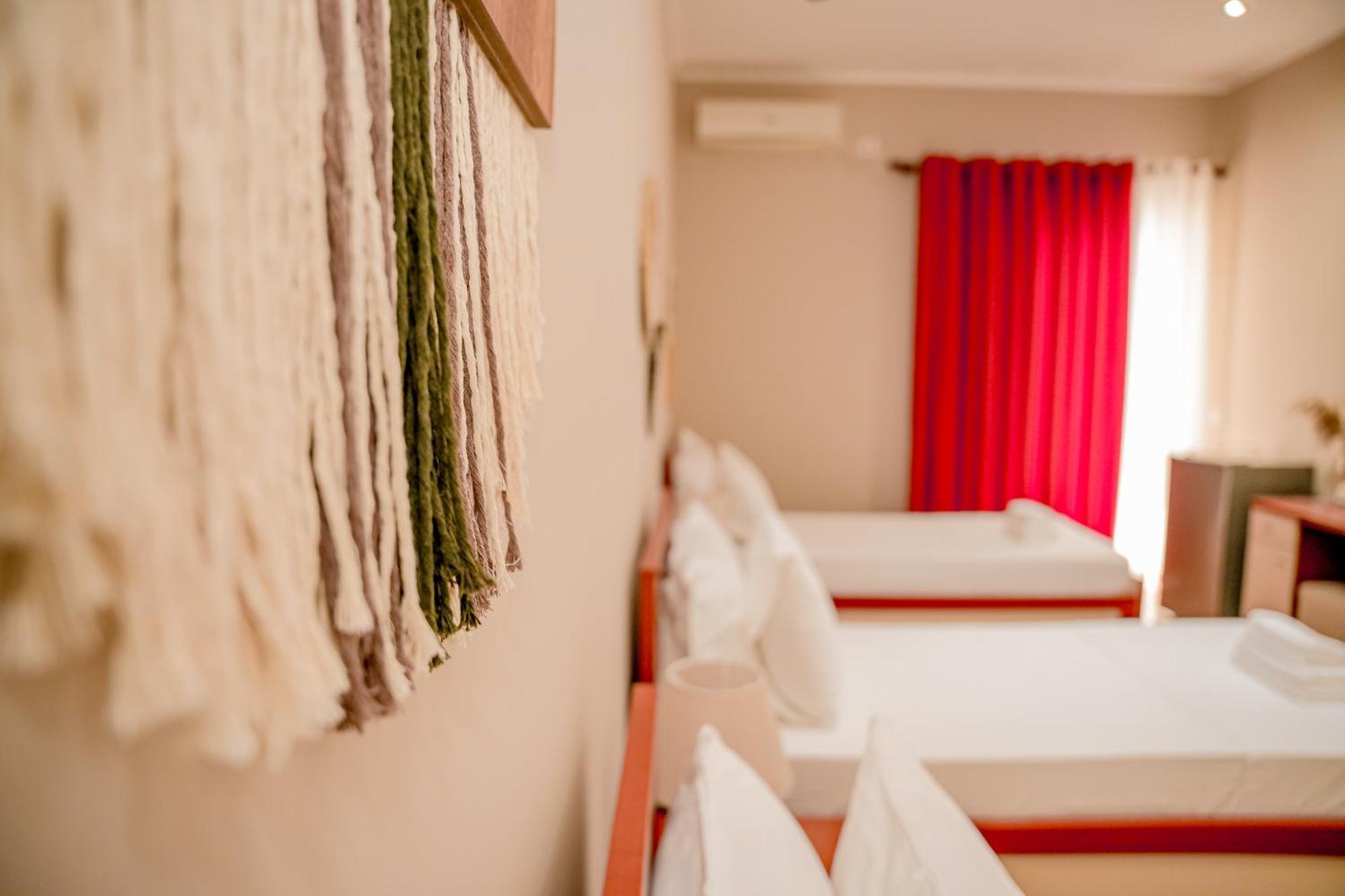 Aljur Hotel Himare Bagian luar foto